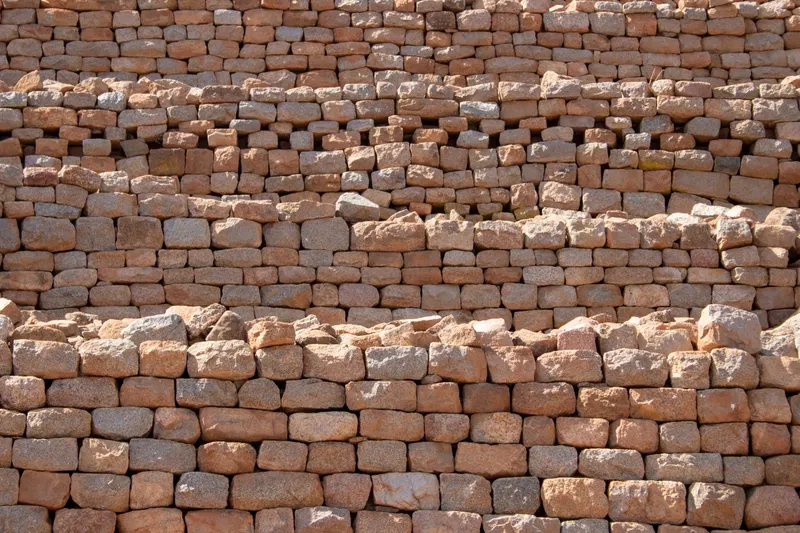Decorated dry-stone walling in a chequer pattern